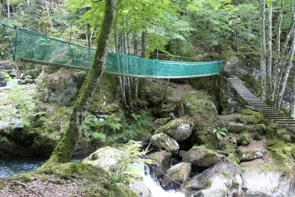 rivière tyrolienne pont suspendu accrobranche Ariège Orlu